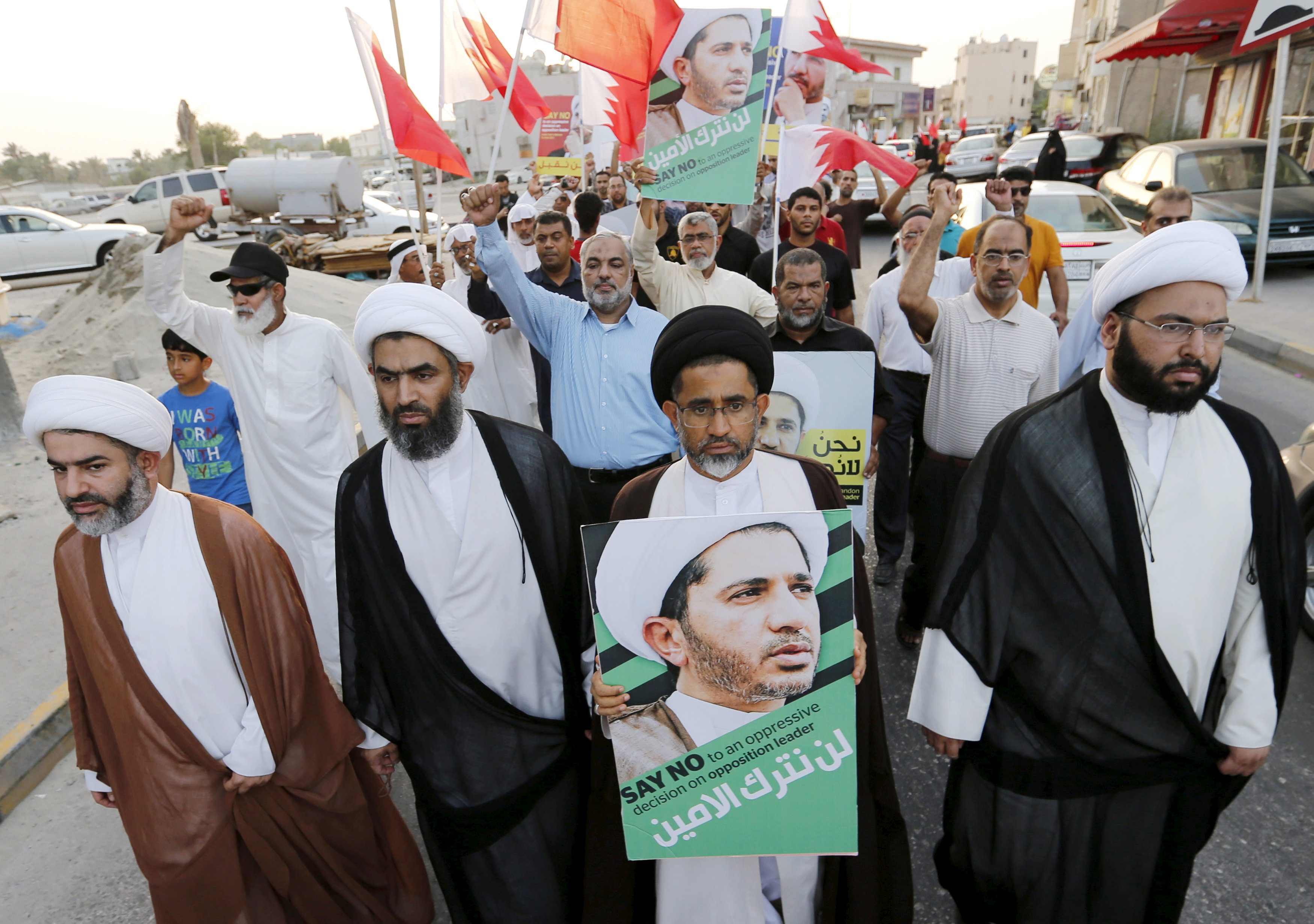 محتجون يحملون صوراً لعلي سلمان مطالبين بإطلاق سراحه