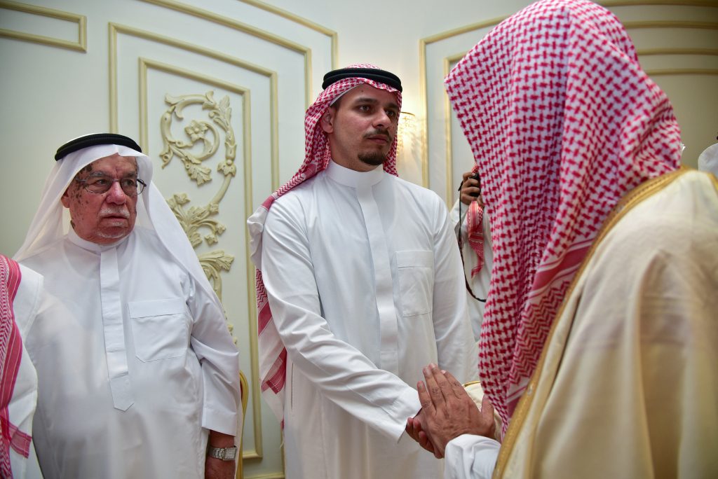 نجل خاشقجي يقيم عزاء والده
