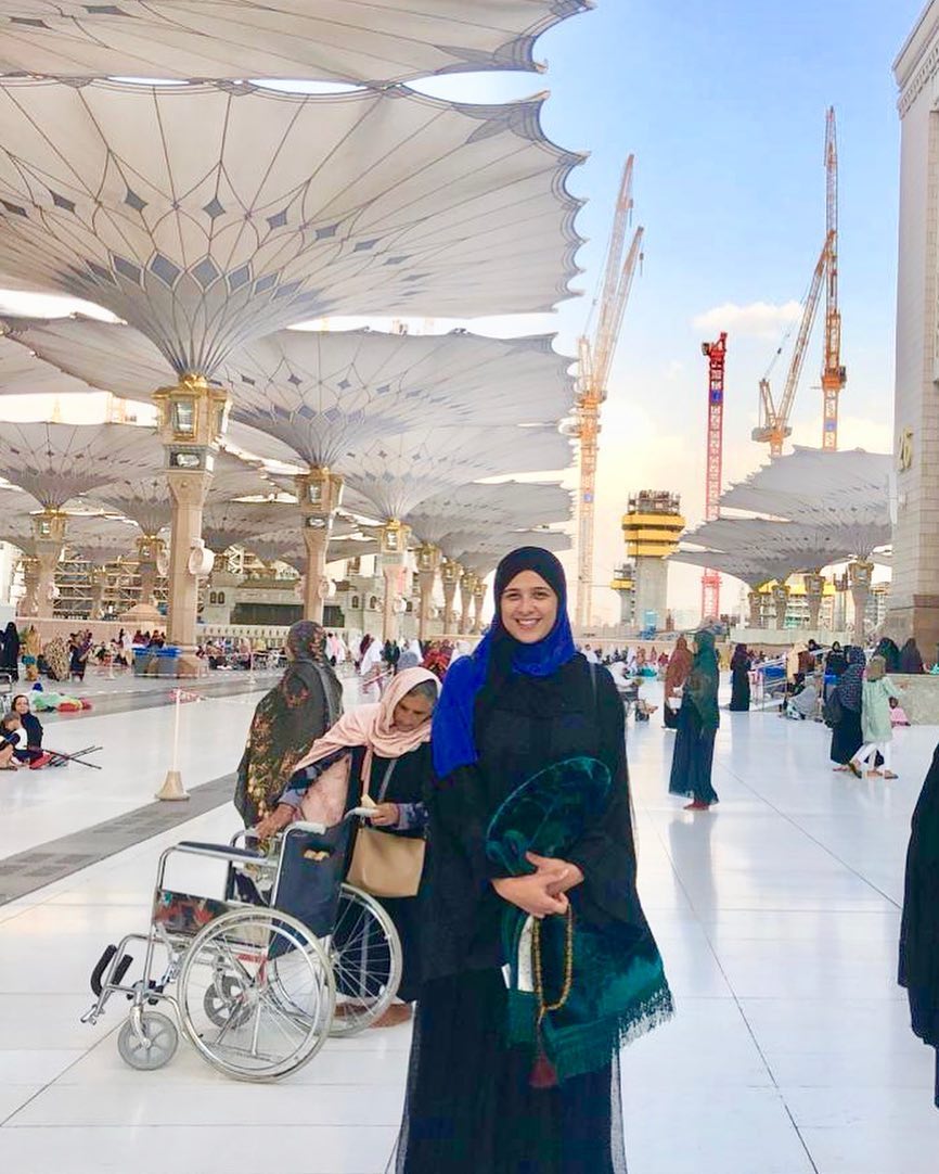بعد إعلان طلاقها بأيام.. ياسمين عبد العزيز بالحجاب، تؤدي مناسك العمرة