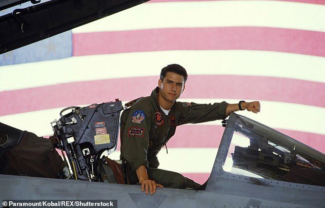 بعد أن كسر كاحله مؤخراً توم كروز يتعلم قيادة الطائرات المقاتلة من أجل فيلمه القادم Top Gun 2