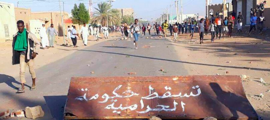 حكومة السودان تطالب الشرطة بعدم استخدام الرصاص الحيّ