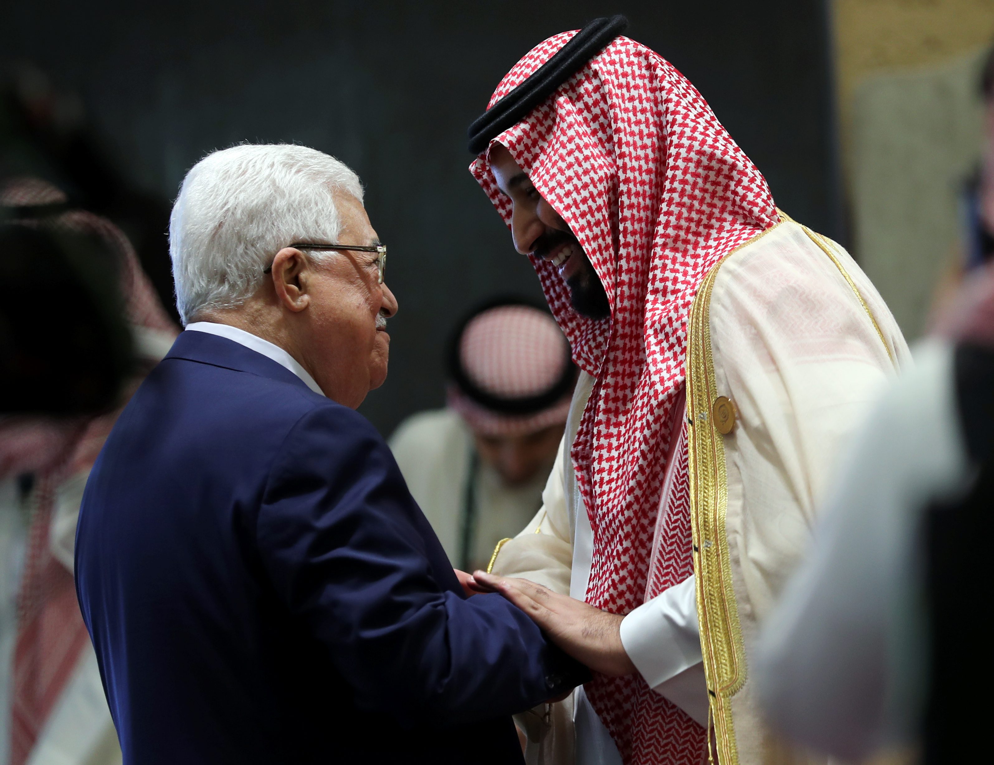 تمويل حزب مسيحي لبناني واللجوء لمحمود عباس.. طُرق ولي العهد السعودي محمد بن سلمان لمواجهة «حزب الله» وإيران