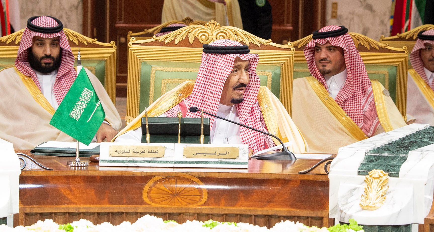 العاهل السعودي الملك سلمان بن عبد العزيز خلال القمة الخليجية (رويترز)