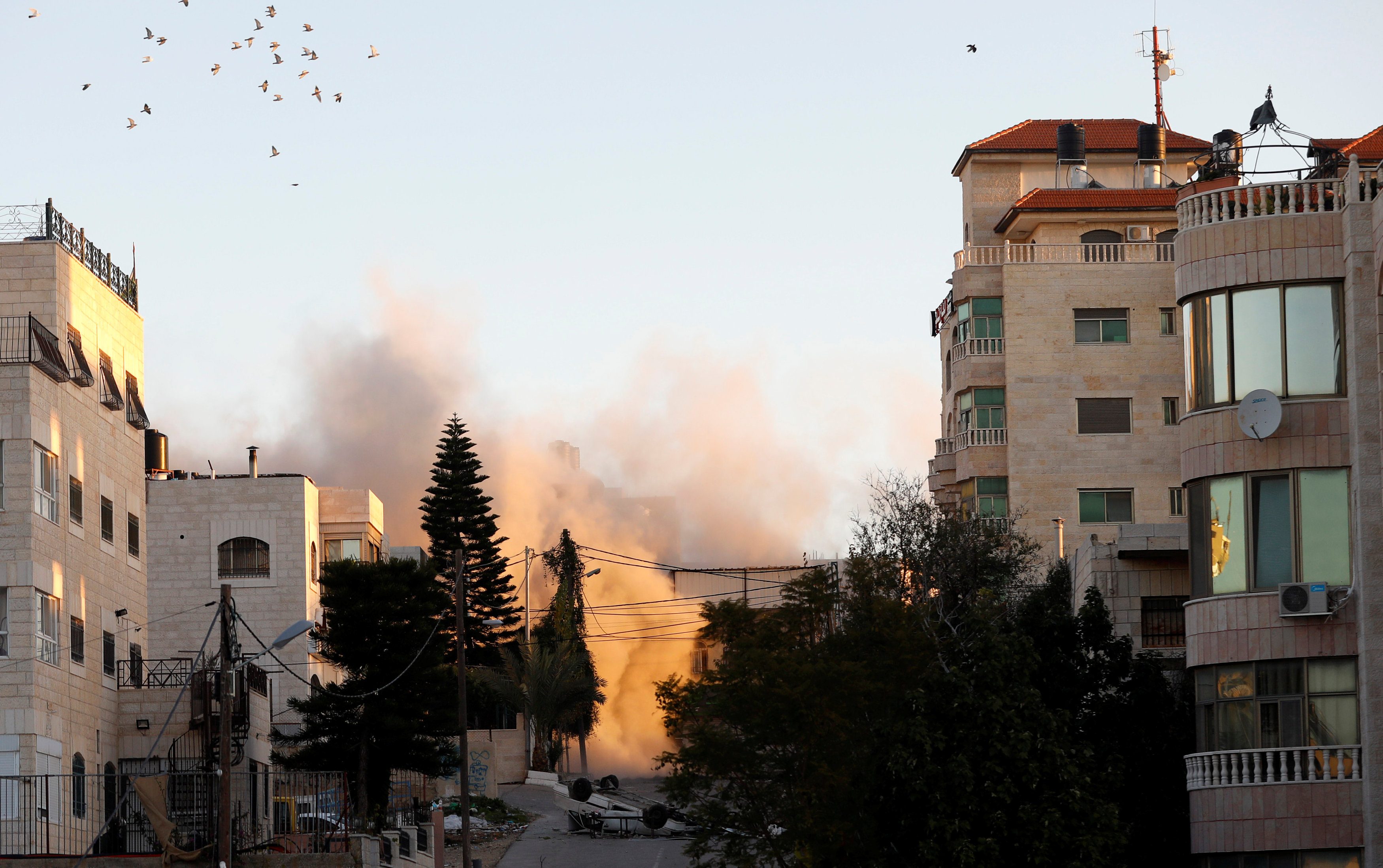 نتنياهو ينفذ وعوده.. تدمير منزل «أم البنين» الخمسة المعتقلين.. ويصعِّد ميدانياً باحتجاز العشرات والاعتداء على الصحافيين