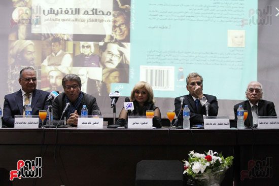 في الصورة بالترتيب من اليمين لليسار: مراد وهبة، جابر نصار، دينا أنور، خالد منتصر، سعد الدين الهلالي، فاطمة ناعوت.