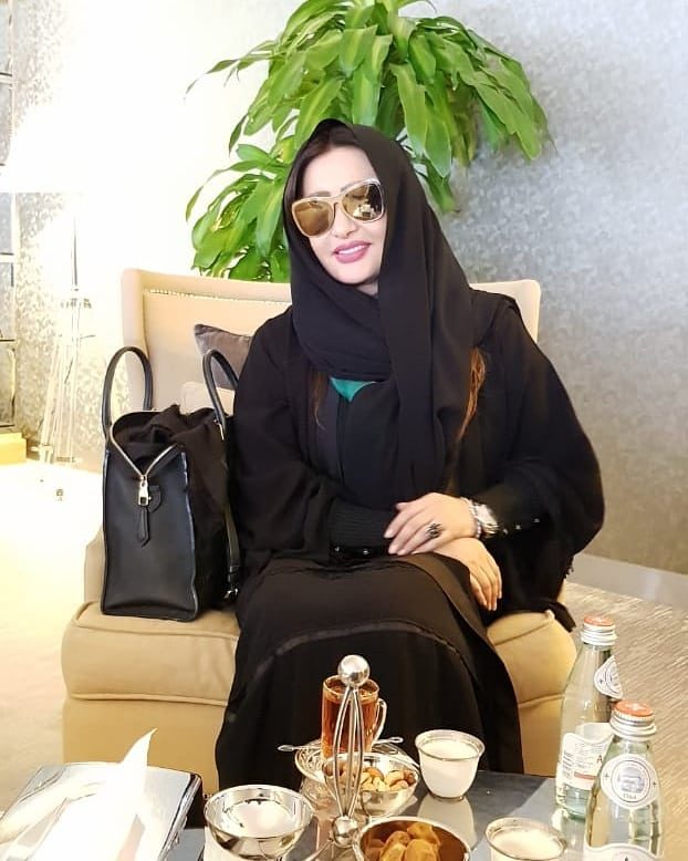 لطيفة التونسية بالحجاب والعباءة الخليجية في الرياض