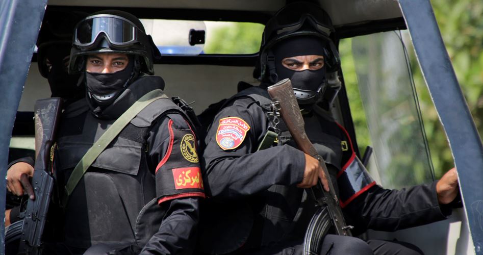 التهمة حيازة «سترات صفراء».. نيابة مصرية تأمر بحبس محامٍ 15 يوماً