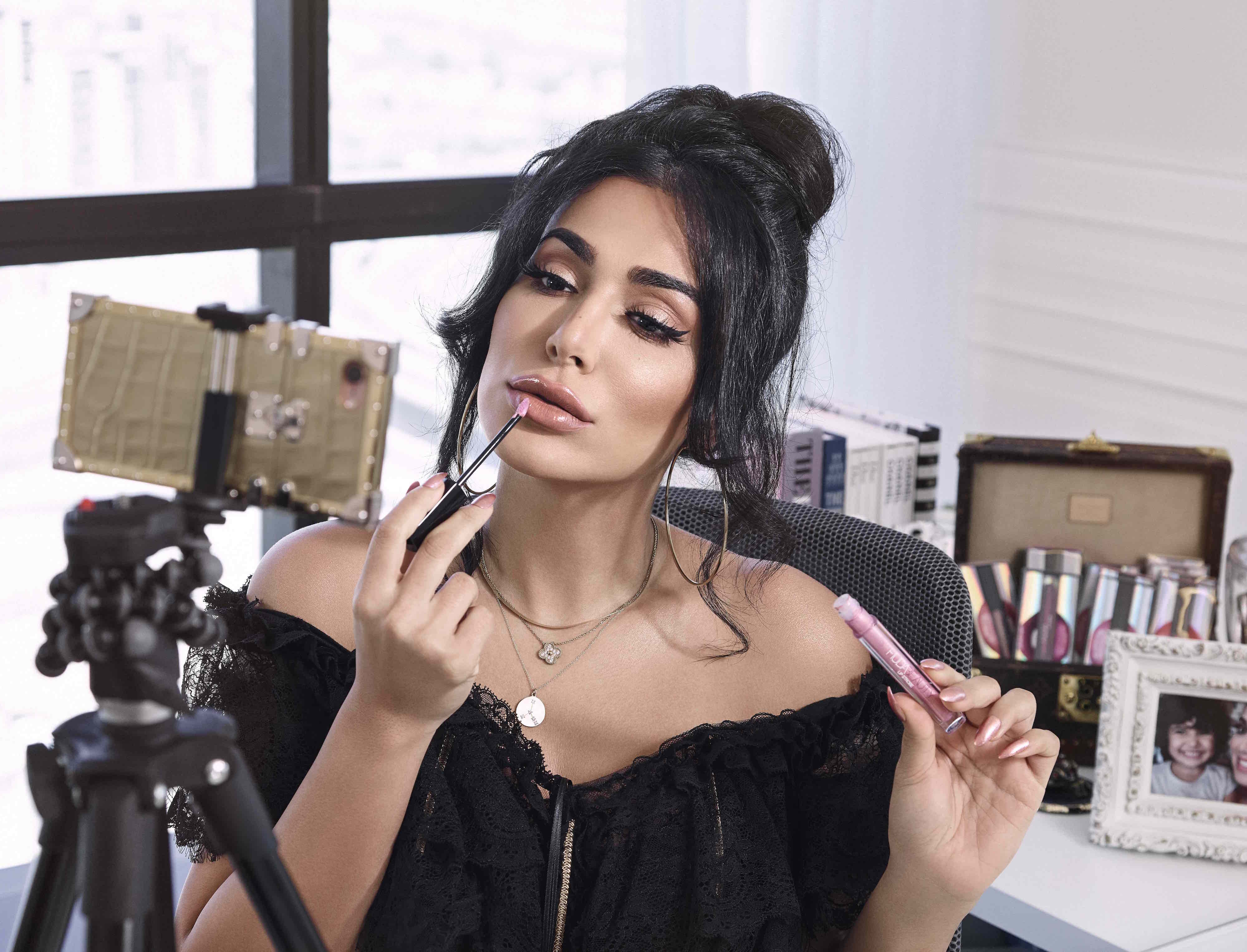 عملاقة المكياج المليونيرة وراء Huda Beauty حقَّقت ذلك بفضل قرار جريء اتَّخذته قبل سنوات.. خاب أمل عائلتها في البداية لكنها وصلت للشهرة والثراء