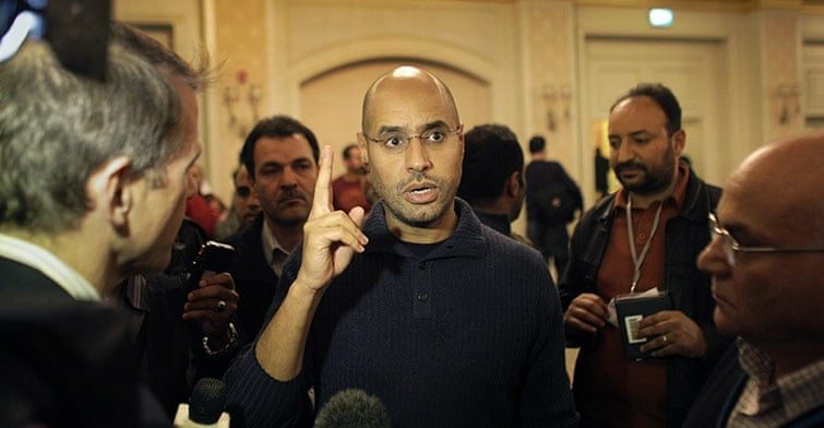 سيف الإسلام القذاف يتحدث إلى وسائل الإعلام بعد مؤتمر صحفي في فندق في طرابلس ، 2011 (أ ف ب)