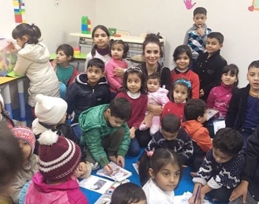 «جعلوني أخجل من نفسي!».. ممثلة تركية معروفة تزور اللاجئين السوريين، وما قاله أحد الأطفال لها صدمها