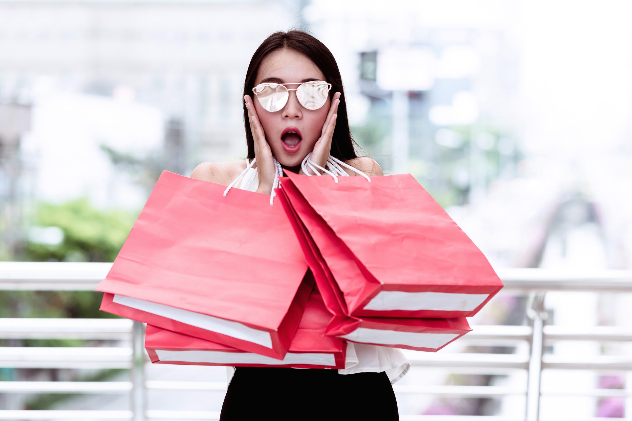 المرأة تتسوق أكثر