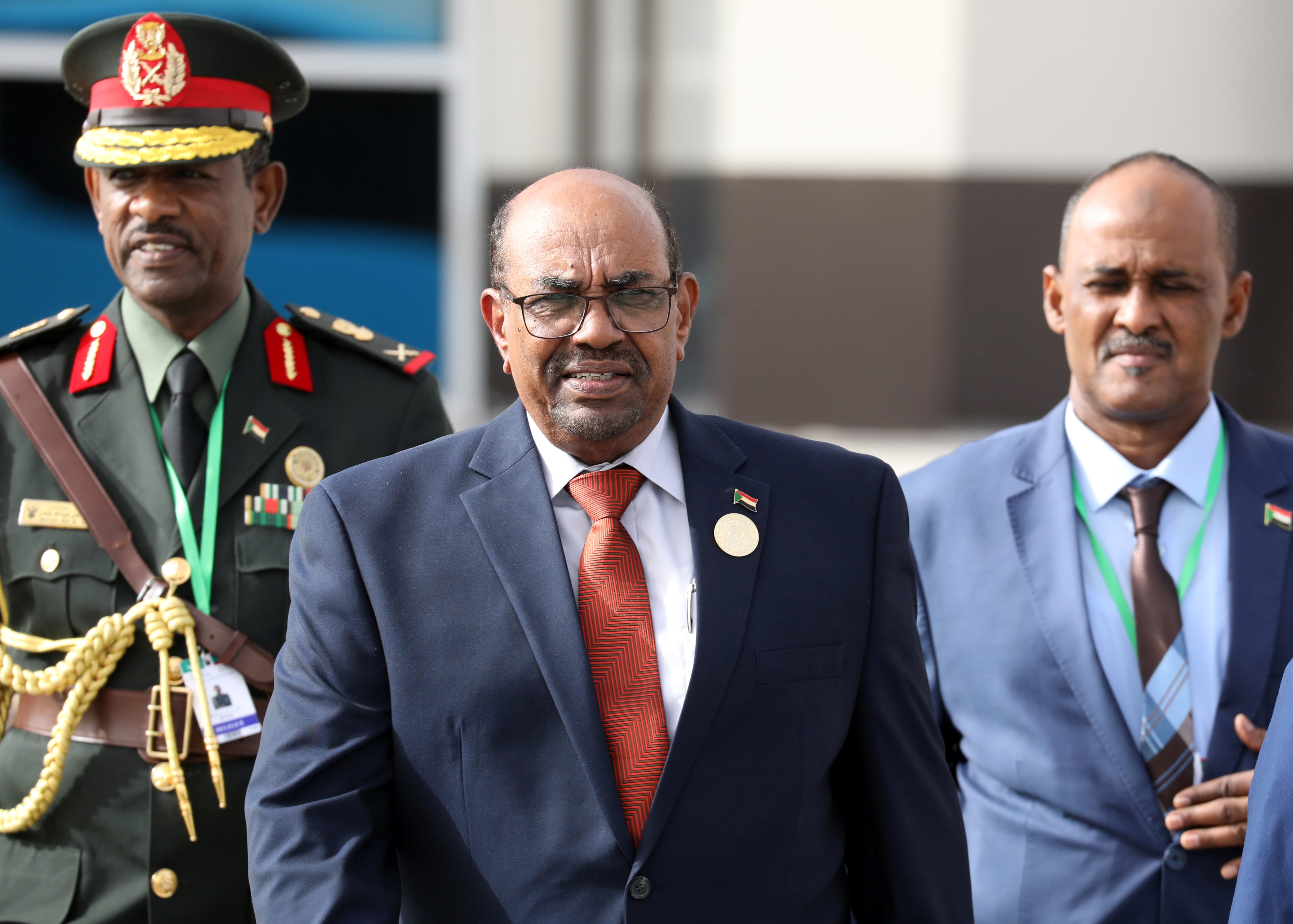 أول رحلة خارجية للبشير منذ بدء الاحتجاجات في السودان
