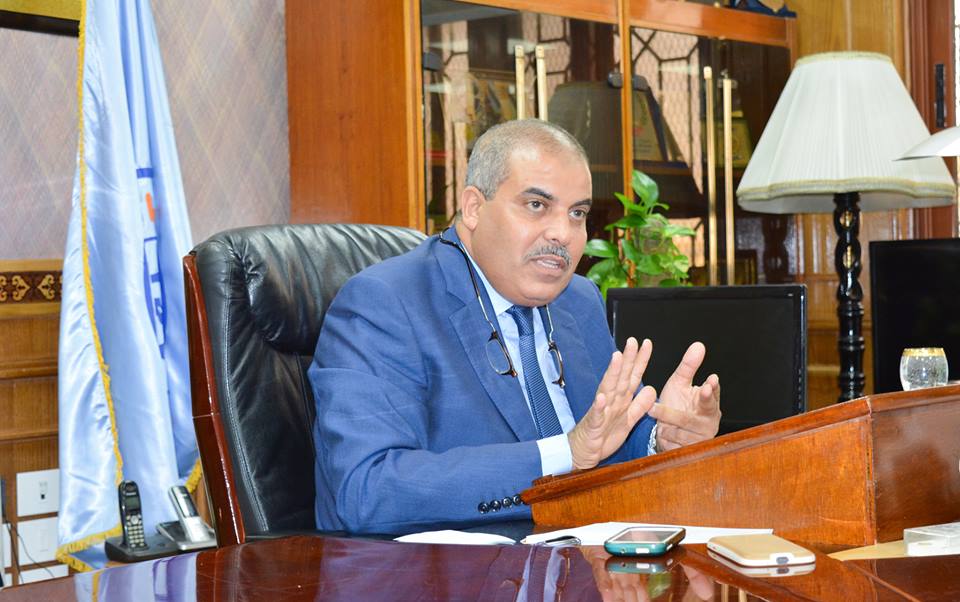 طالبة في كلية اللغة العربية رئيس جامعة الأزهر
