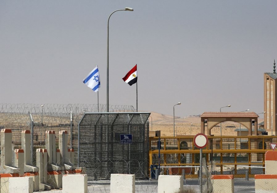 جنرال مصري يعبر الحدود في سرية لتقديم الاعتذار لسكان قرية إسرائيلية.. ماذا فعلت قواته حتى يضطر لهذه الخطوة؟