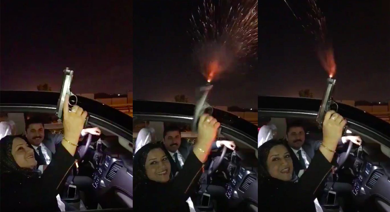 النائبة في البرلمان العراقي وحدة الجميلي خلال إطلاقها للنار في أحد الاحتفالات (مواقع)