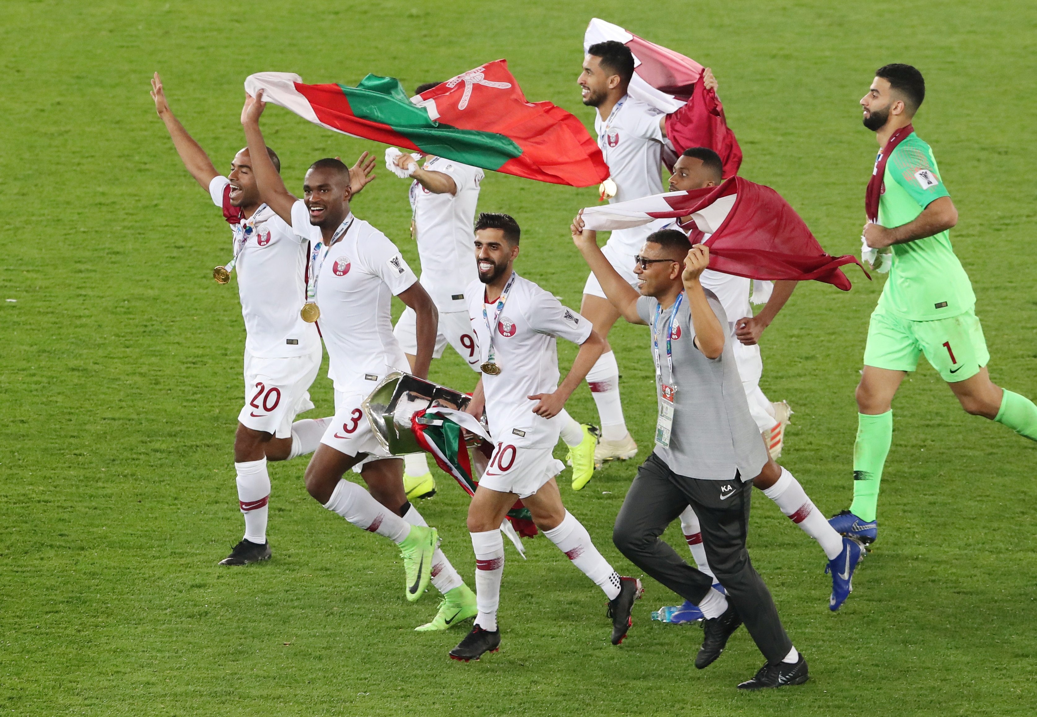 تتويج منتخب العنابي