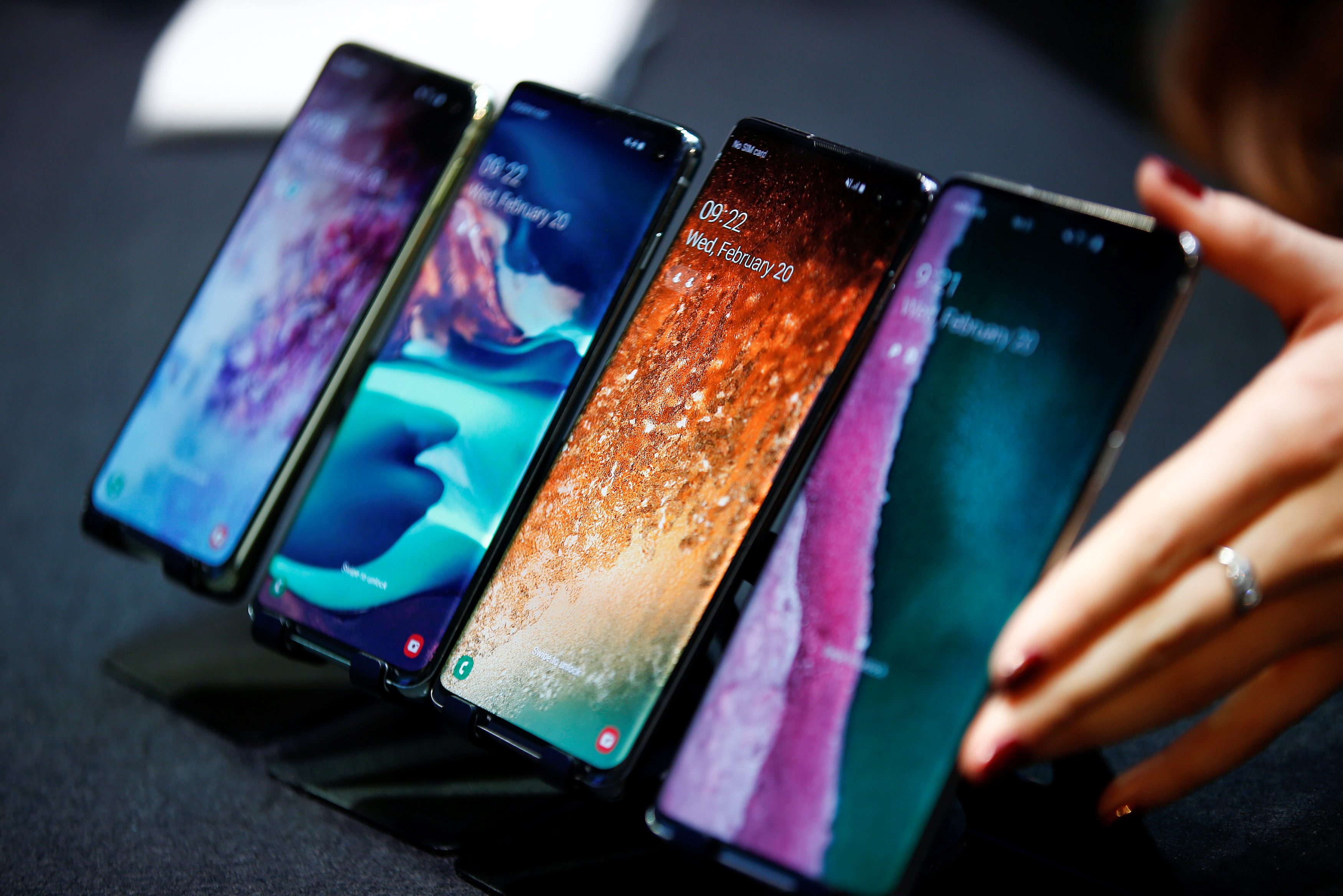 سامسونغ تعلن عن طرح 5 هواتف جديدة في فئة Galaxy على رأسها Galaxy S10 وأحدها قابل للطيّ.. إليك كل ما تود معرفته عنها
