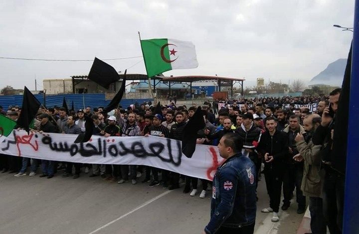الجزائر تحبس أنفاسها.. احتجاجات ومسيرات رافضة للعهدة الخامسة