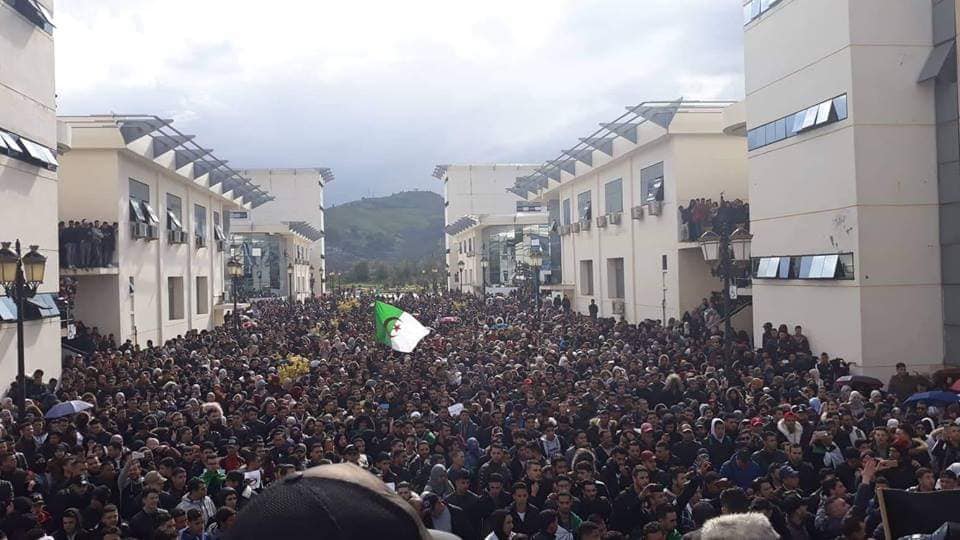 الجزائر تُضعف الإنترنت وتمنع التصوير لكن تظاهرات الجمعة الثانية تستمر