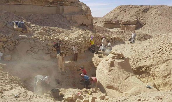 باحثون مصريون ينقِّبون داخل محجرٍ ليجدوا أشياء غامضة