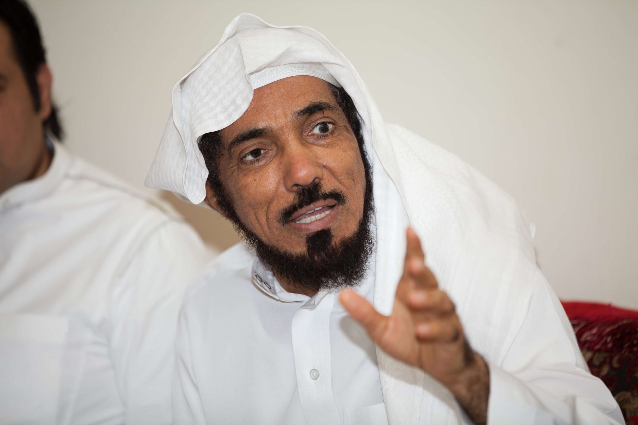 نجل الداعية سلمان العودة : لا توجد بوادر للإفراج عن والدي
