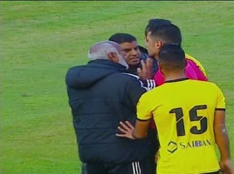 واقعة غريبة في الدوري المصري.. الحَكم ينهي لقاء ثم يعود لاستكمال الوقت الضائع! ورئيس لجنة الحكام يبرر موقفه