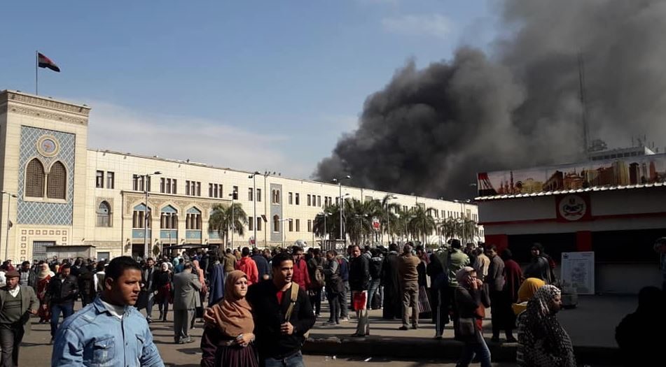 صور لحريق ضخم في محطة قطار مصر