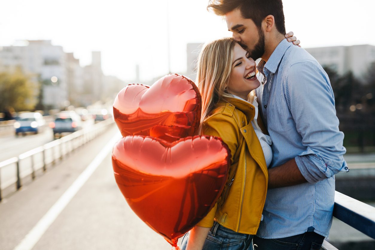 القديس الذي أعدم بعدما دعى إمبراطور روما للمسيحية فتحول اسمه عيداً للحب.. وما سر اللون الأحمر بالفالنتاين