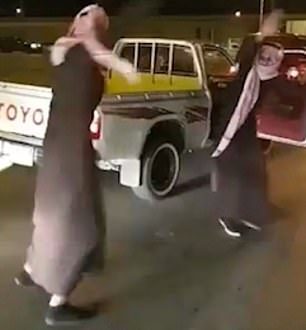 توقيف رجلين بتهمة الرقص في الشارع بالسعودية