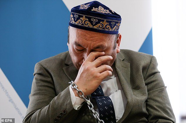 معتقل سابق يكشف انتهاكات رهيبة بحق المسلمين في شينغيانغ