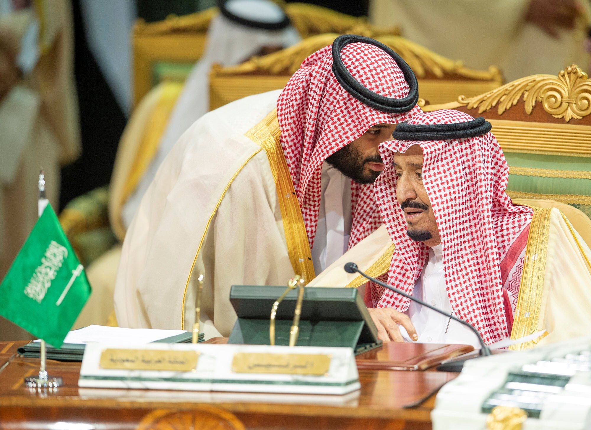 الغارديان: الملك سلمان يجرد ولي العهد من بعض السلطات