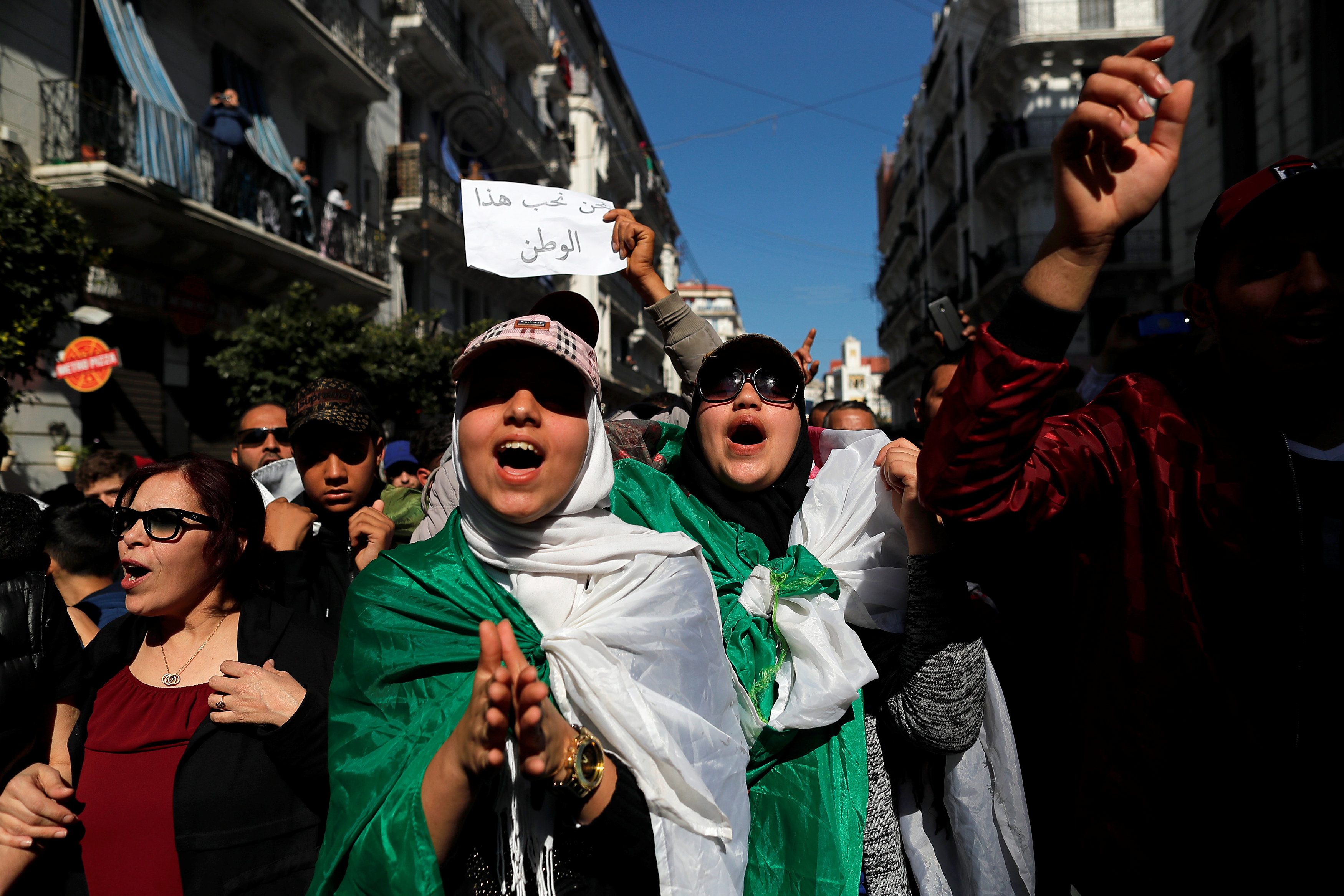 في اليوم العالمي للمرأة، جزائريات ينتفضن في عيدهن  ضد العهدة الخامسة.. والجنرال غديري يُطرد من الشارع