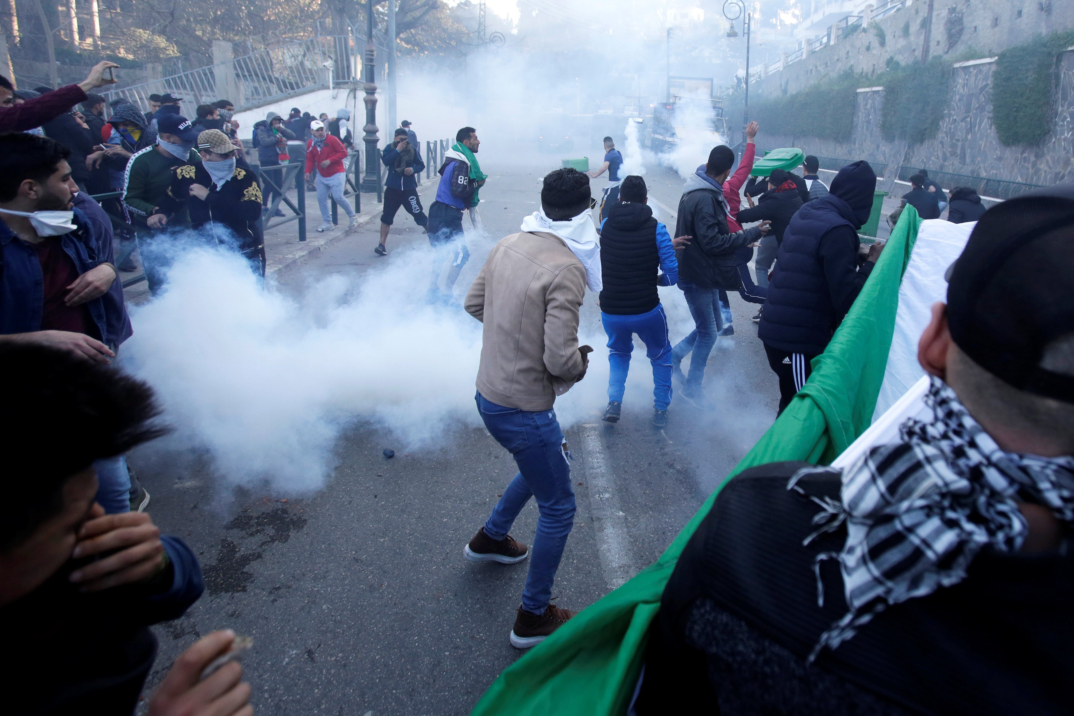المعارضة الجزائرية تطالب بمواصلة الحراك ضد بوتفليقة