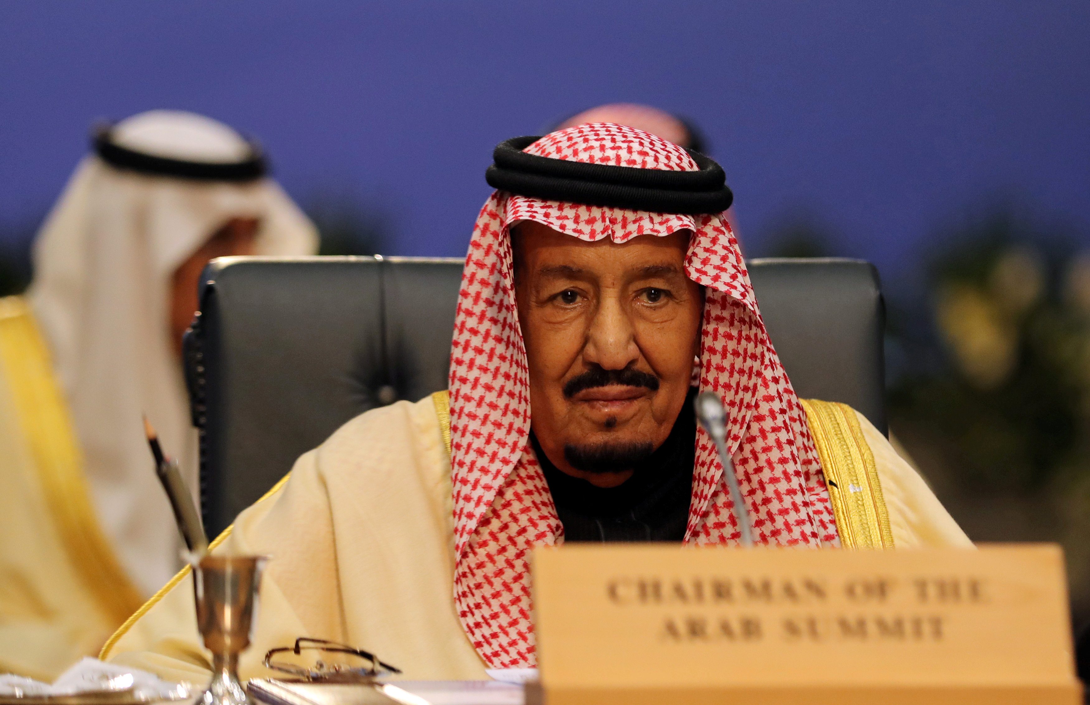ظهور لافتات ترحيبية لاستقبال الملك سلمان  يثير جدلاً في تونس