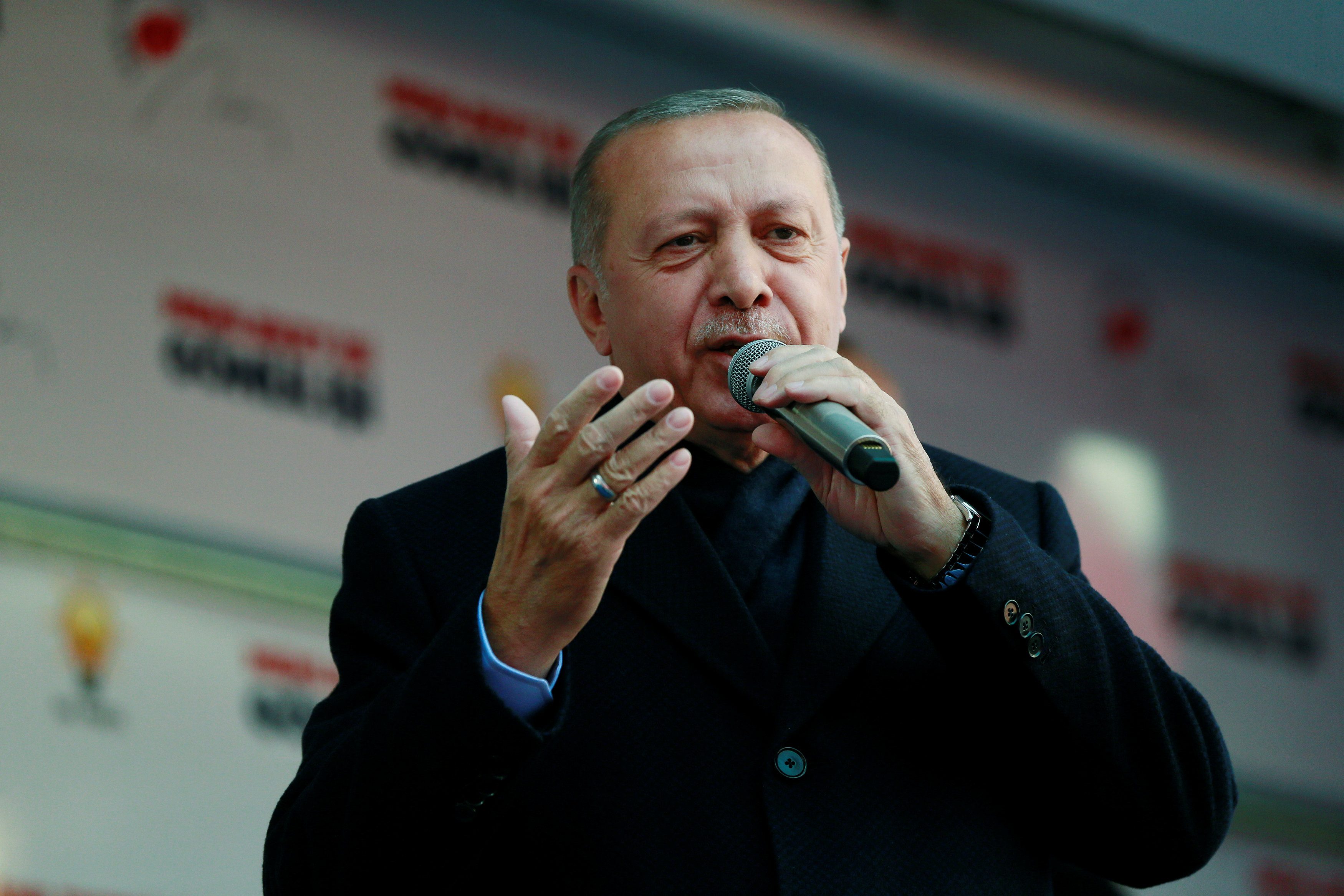 أردوغان يردُّ على استنكار حزب مُعارض كتابة لافتات عربية في شوارع إسطنبول
