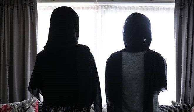 أختان مسلمتان تصابان بالذهول بعد تعرضهما للاعتداء اللفظي