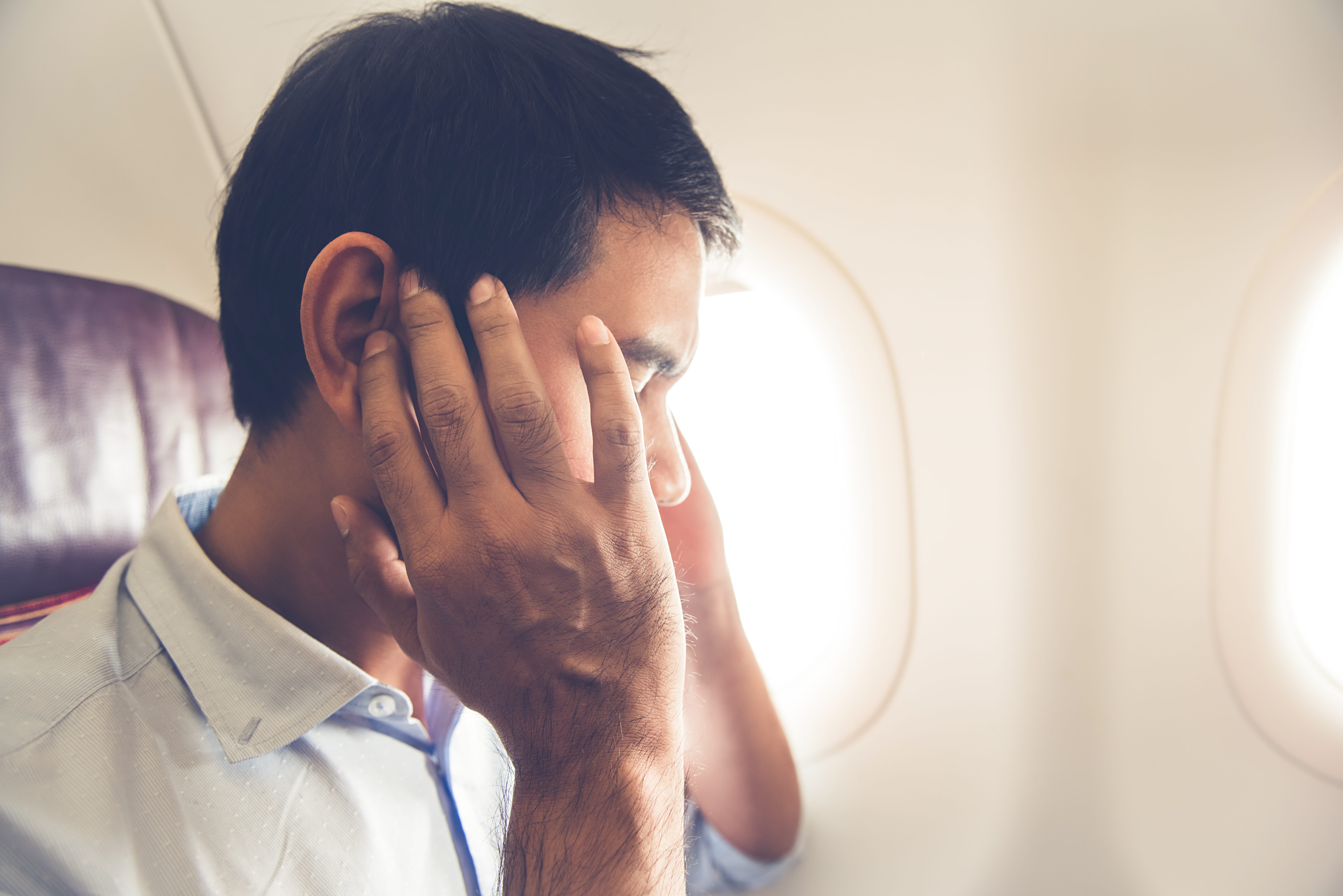 كيف تتخلص من آلام الأذن أثناء الطيران