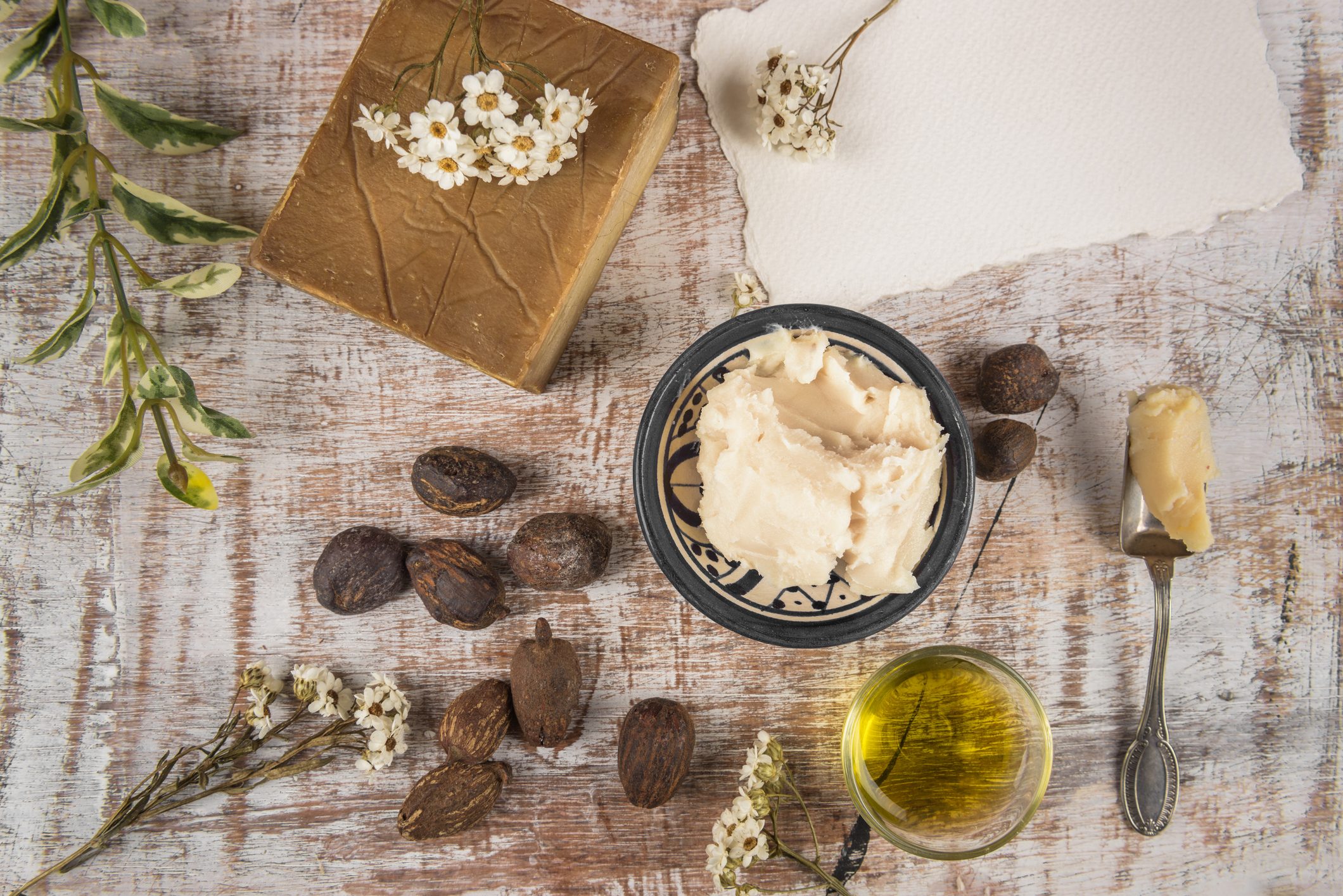 ما هي زبدة الشيا وما أبرز فوائدها للوجه والجسد؟ ما لا تعرفونه عن المادة اللؤلؤية!