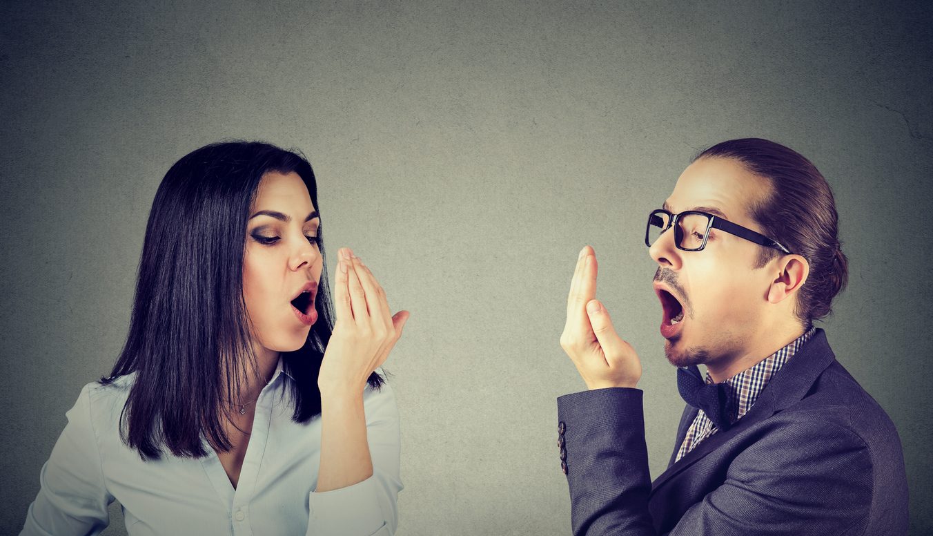 أسباب رائحة الفم الكريهة