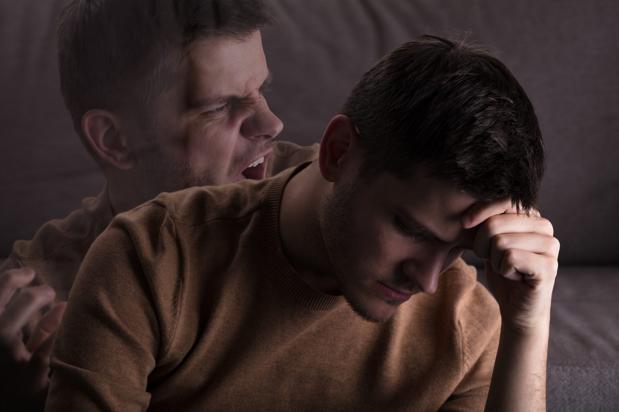 شخص بصورة مزدوجة لمشاعر متناقضة