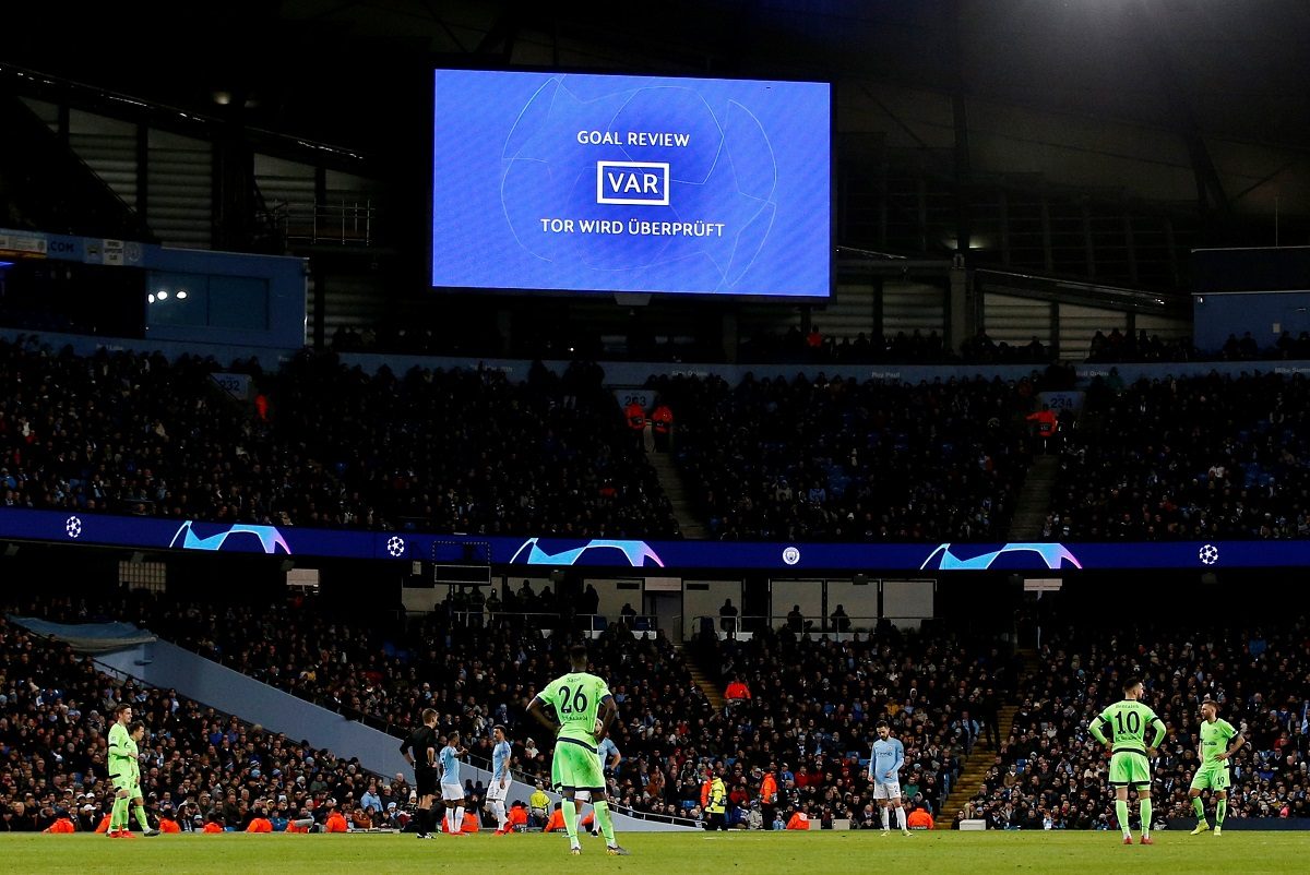 أضرّ في مباريات دوري الأبطال أكثر مما ساعد.. 4 فرق أوروبية تلاعب بها الـ «VAR»