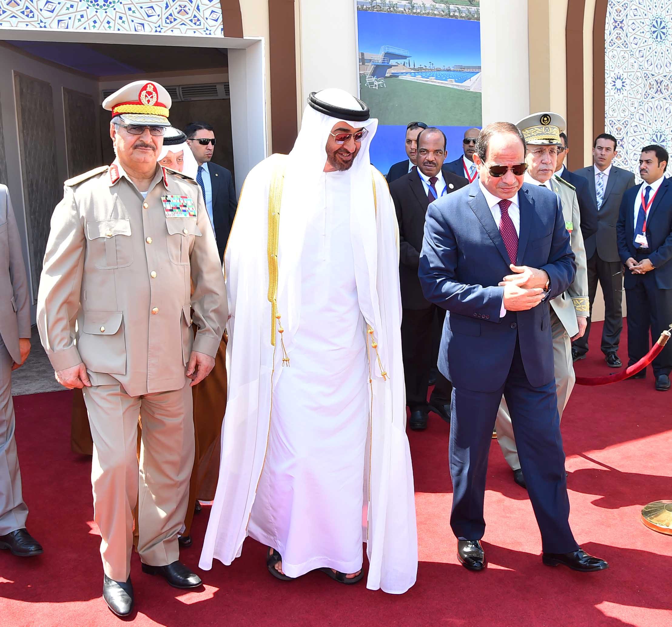 حفتر إلى جانب الشيخ محمد بن زايد والرئيس المصري عبد الفتاح السيسي/ رويترز