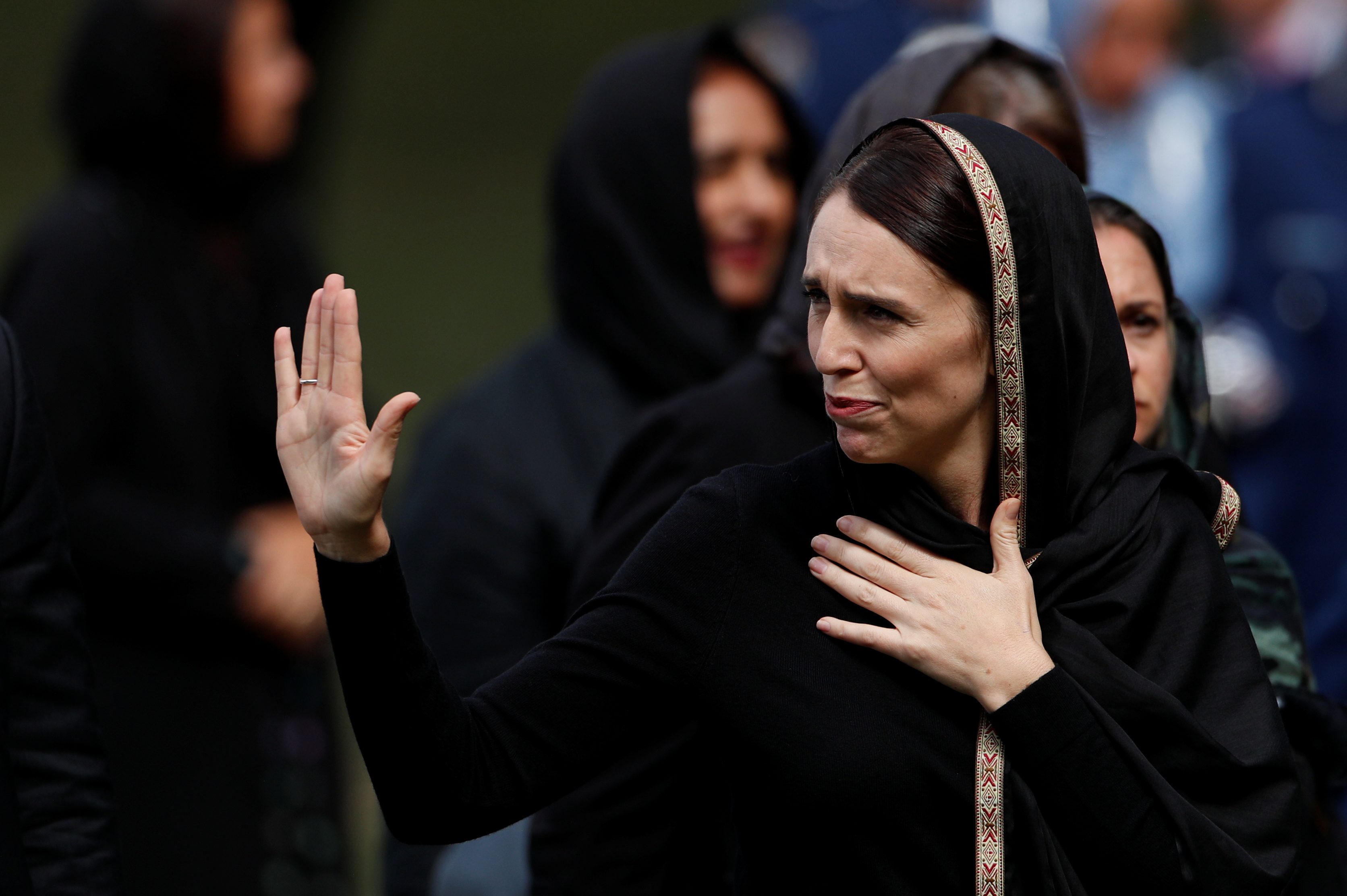إعلان خطبة رئيسة وزراء نيوزيلندا، بعد الفيديو الشهير لسبب انتظار «طلبه يدها».. أصغر منها، ولا يعمل بالسياسة