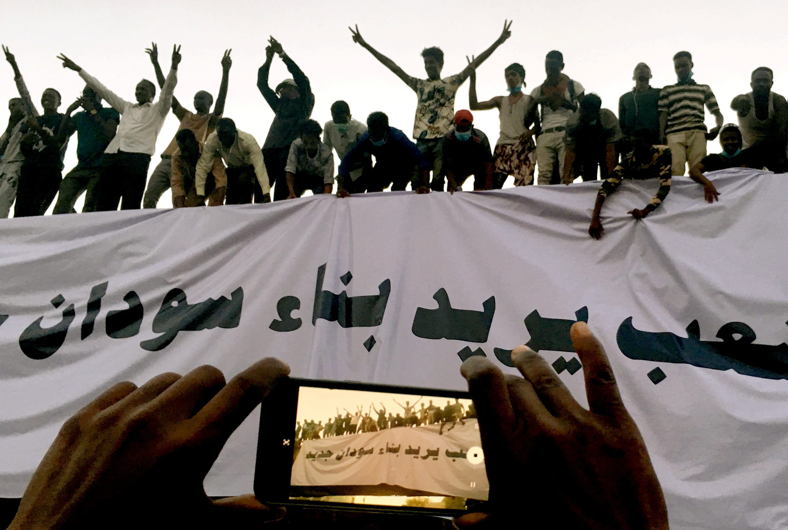 لماذا اشتعلت تظاهرات السودان فجأة؟ وهل تنجح في الإطاحة بالبشير؟