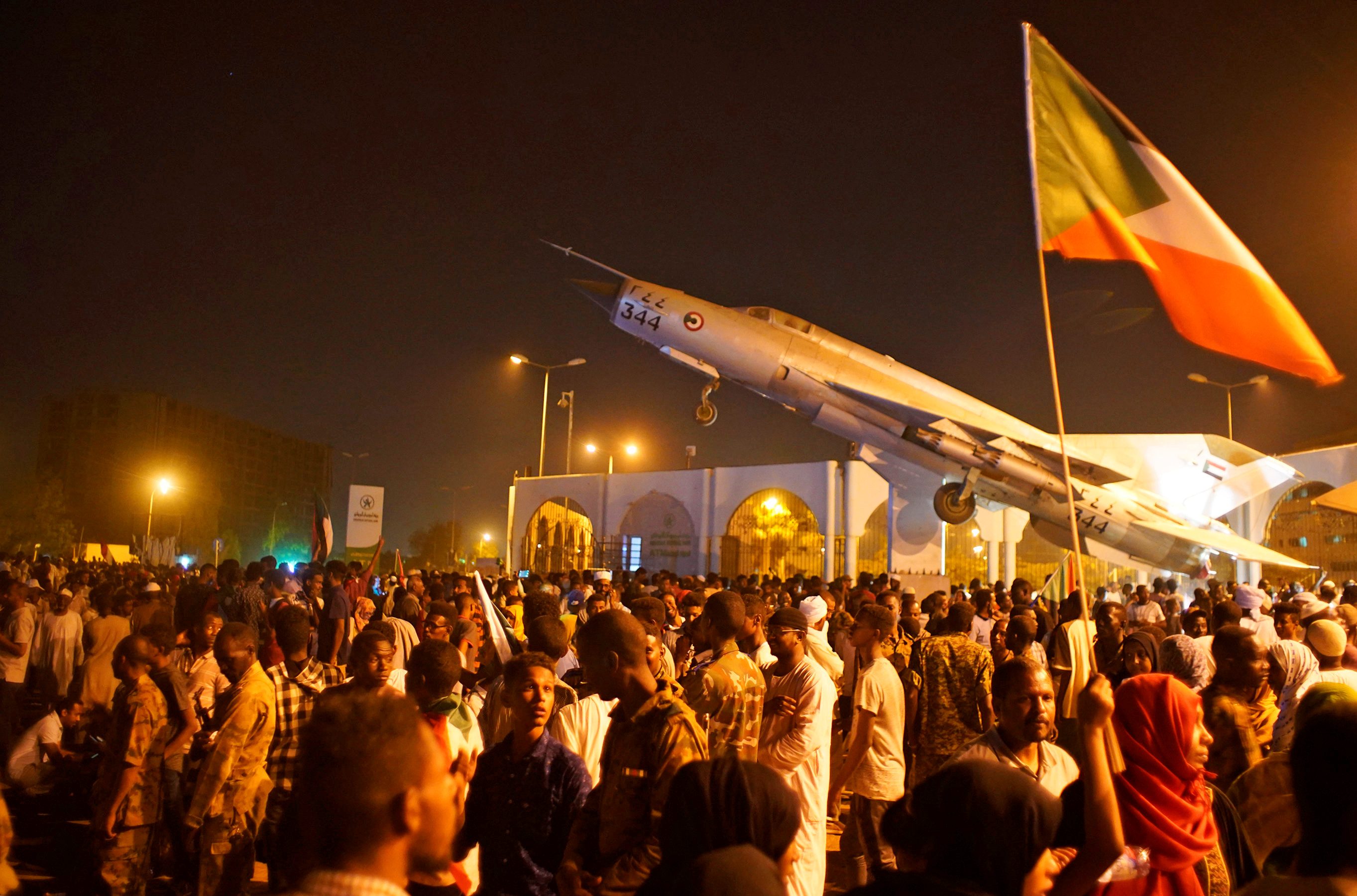 السودانيون يواصلون الاعتصام رغم استقالة بن عوف