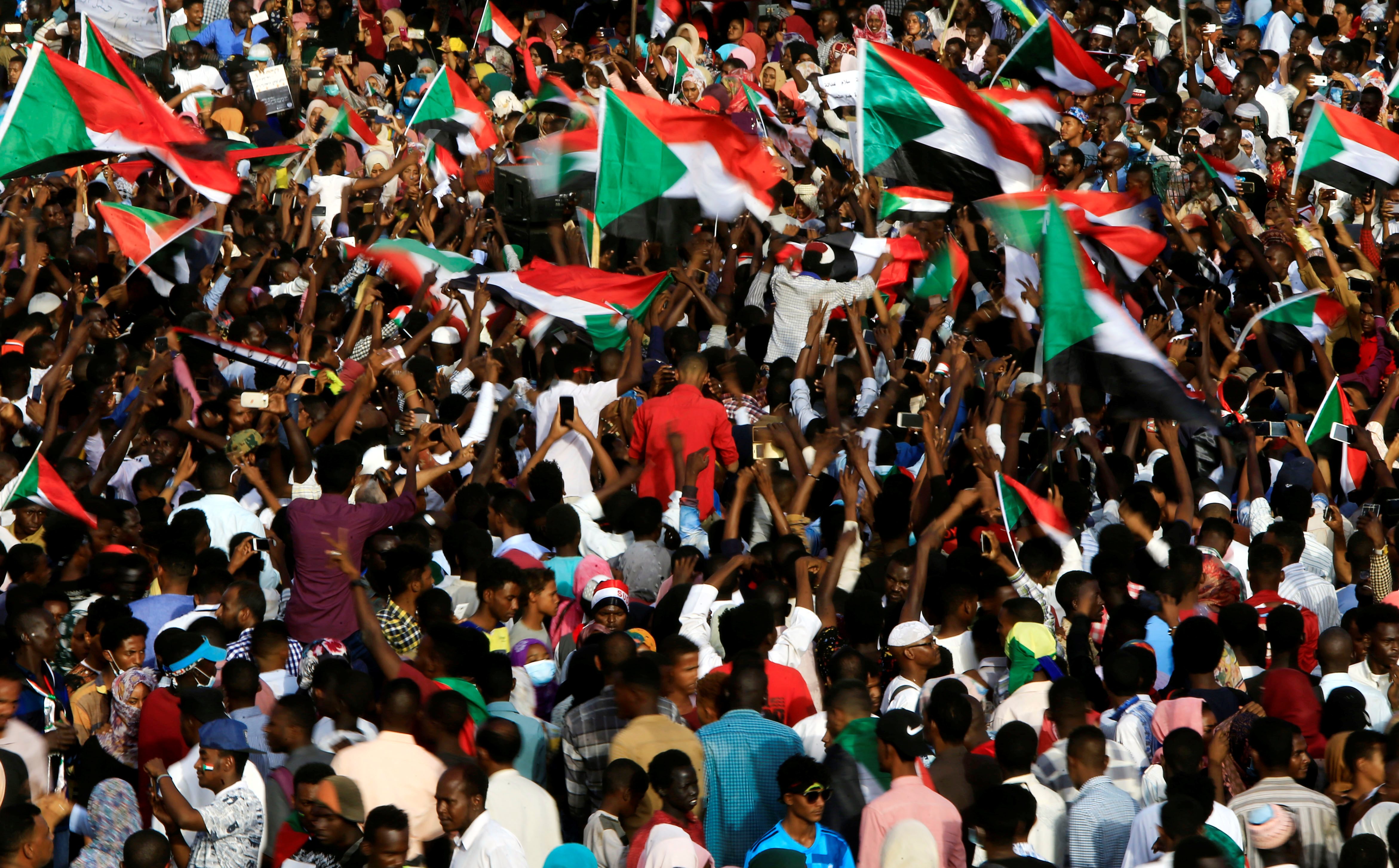 حشود هي الأضخم منذ الإطاحة بالبشير.. سودانيون تدفقوا على اعتصام وزارة الدفاع للمطالبة بـ «سلطة مدنية»