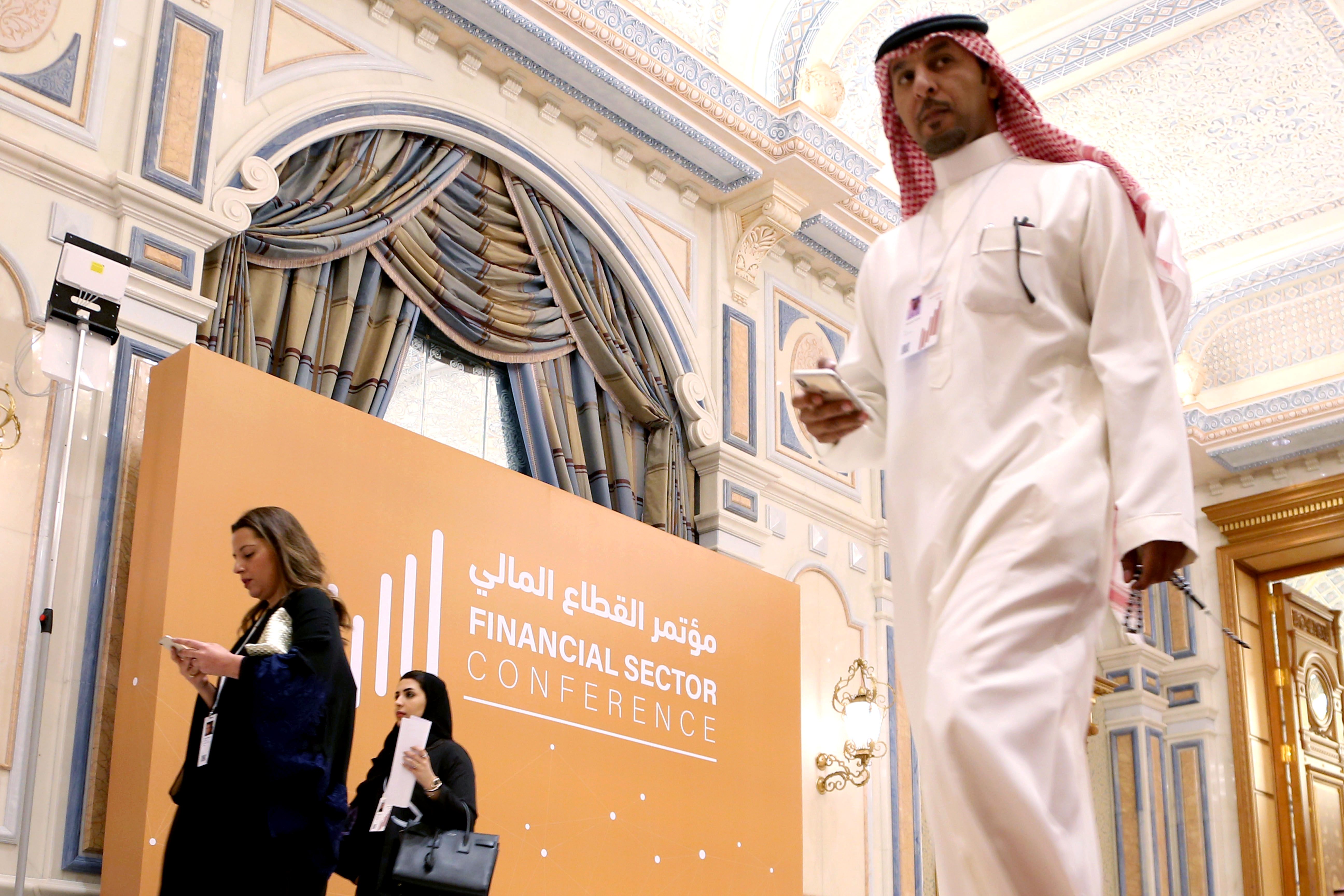 السياسة الاقتصادية الجديدة للمملكة ستُغيِّر نمط الحياة رأساً على عقب.. لماذا على السعوديين نسيان الماضي؟