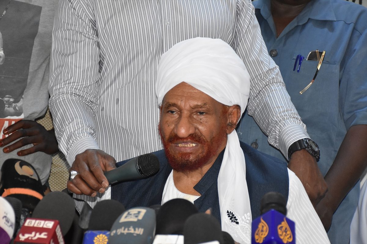 المهدي يدعو لمواصلة الاعتصام والاحتجاجات في السودان