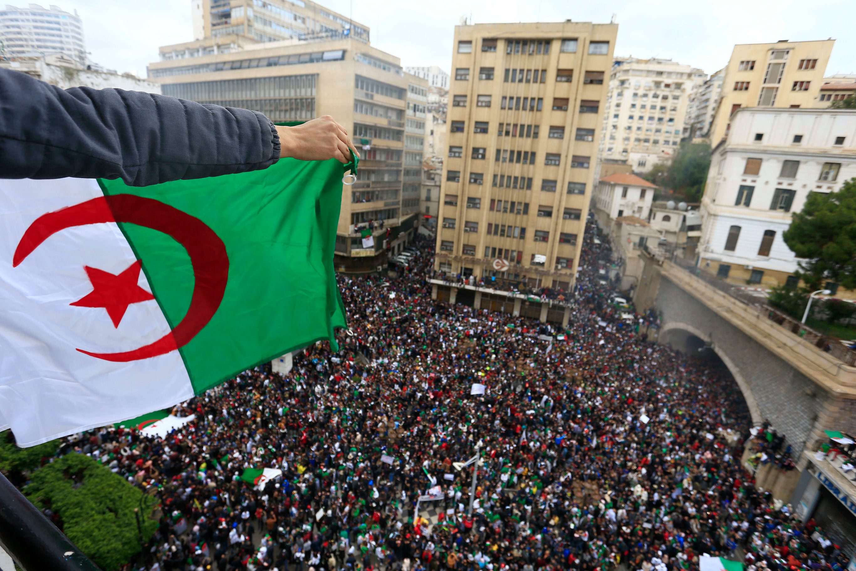 نجاح حراك الجزائر والسودان سيعطي أملاً لغيرهم.. خبراء: الموجة الثانية للربيع العربي «أكثر إصراراً»