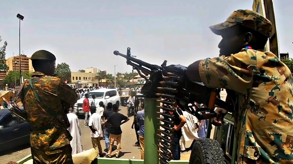 العسكر يستغلون الاحتجاجات.. محللون: الجيش في الجزائر والسودان يريد الاستمرار في السيطرة بغطاء مدني أو بدون